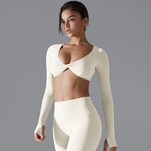 Top yoga a maniche lunghe color crema, vestibilità slim con scollo a V e asole