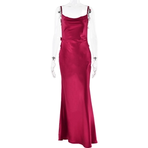Vue de face d'une robe longue en satin rouge à fines bretelles sur un mannequin neutre