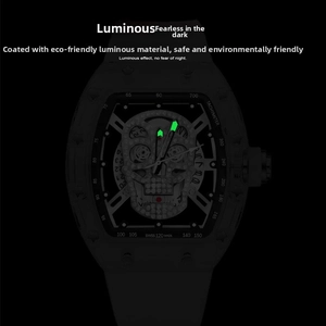 Quadrante luminoso dell'orologio tonneau con teschio e bagliore verde al buio