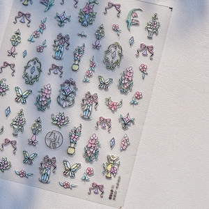Detail von Muschelglanz-Nagelstickern mit Vintage-Blumenmustern und 3D-Texturen