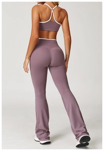 Detail van sportbeha met kruisrug en uitlopende yoga-leggings in de kleur paars