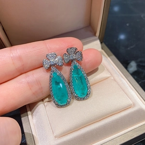 Paraiba-blaue Tropfenohrringe in Birnenform mit Kleeblatt-Design in einer Schmuckbox