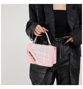 Gros plan détaillé du sac à main en cuir rose et tweed avec des finitions métalliques