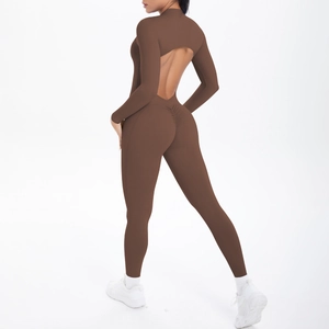 Rückansicht brauner langärmliger Yoga-Body mit offenem Rücken und Scrunch-Butt-Effekt