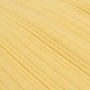 Gros plan détaillé du tricot jaune montrant la texture à rayures côtelées et la matière