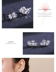 Vue détaillée des clous d'oreilles en argent et zircon avec motif floral et modèle