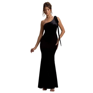 Robe moulante noire en velours à une épaule avec nœud décoratif et coupe ajustée