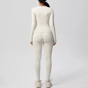 Détail d'un ensemble de yoga beige à manches longues avec legging taille haute et haut ajusté