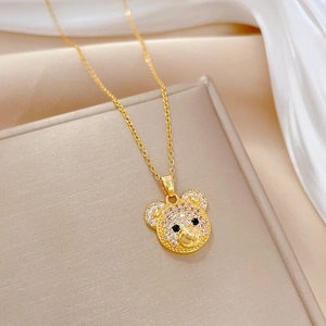 Vista dettagliata della collana con orsetto d'oro di lusso con pavé di diamanti su seta