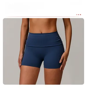 Détail du short de yoga taille haute avec ceinture rabattable pour un effet gainant