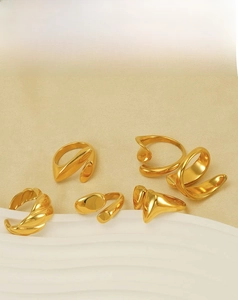 Nahaufnahme der 18k vergoldeten Edelstahlringe mit organischen und skulpturalen Designs