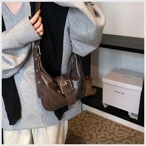 Detail der braunen Vintage-Hobo-Tasche mit großer Silberschnalle und Lederriemen