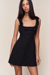 Detail von Spitzen-Rüschenkragen und Frontknöpfen an schwarzem ärmellosem Mini-A-Linien-Kleid