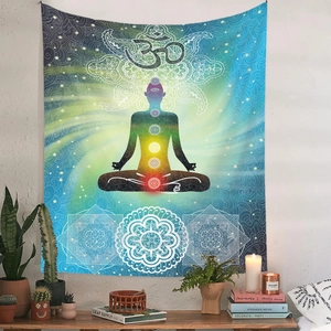 Detail eines Meditations-Wandteppichs mit sieben Chakren und Om-Symbol auf Mandala