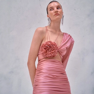 Robe en satin rose à une épaule avec fleur 3D et découpe à la taille