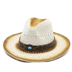 Dettaglio cappello cowboy in paglia traforata con fibbia turchese e bordo sfumato