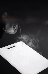 White PE cutting board being tested with 100°C boiling water for heat resistance