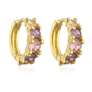 Mini orecchini a cerchio placcati oro con zirconi viola e rosa alternati
