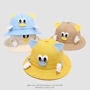 Detail van kleurrijke katoenen kinderhoedjes met 3D cartoon ogen en kleine handjes