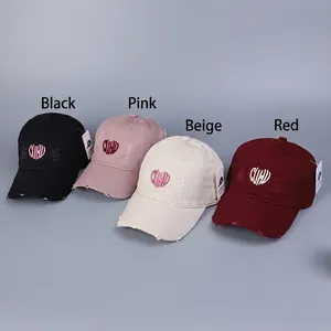 Casquettes de baseball usées avec broderie cœur en noir, rose, beige et bordeaux