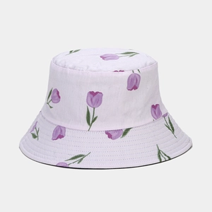 Détail du motif tulipe et des coutures renforcées sur le chapeau de soleil en coton