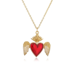 Dettaglio della collana placcata oro con cuore in smalto rosso e ali di zirconi