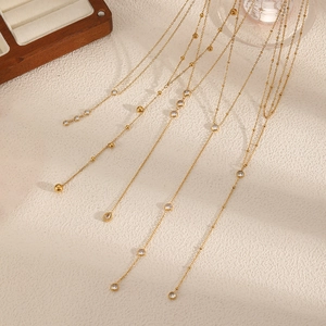 Élégant collier à pompons en or 18 carats avec pierres de zircon et perles pour femme