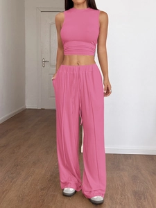 Completo casual rosa da donna in due pezzi con crop top senza maniche e pantaloni a gamba larga
