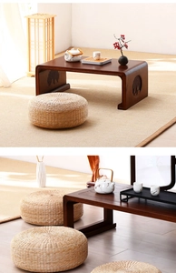Primo piano del cuscino zabuton in paglia giapponese con tavolo tatami in legno massiccio