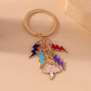Porte-clés doré avec pendentifs éclairs en émail coloré et breloque nuage rose