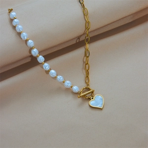 Collier en acier titane avec perles baroques et chaîne dorée avec fermoir OT en cœur