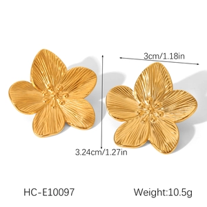 Detailed dimensions and weight of golden flower earrings with size 3cm by 3.24cm