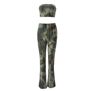 Dettaglio in piano del set da donna due pezzi tie-dye con top e pantaloni a zampa