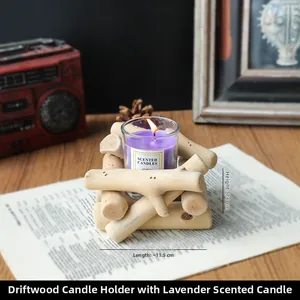 Detalle de portavelas nórdico de madera con vela aromática púrpura y medida de 11,5 cm