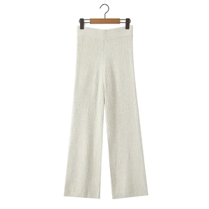 Detail der hafermehlfarbenen Strickhose mit weitem Bein und Rippenmuster am Kleiderbügel