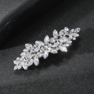 Vue macro d'une pince à cheveux fleurie en strass avec cristaux étincelants