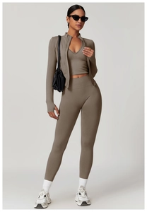 Détails d'un ensemble de yoga moka trois pièces avec legging taille haute et veste zippée