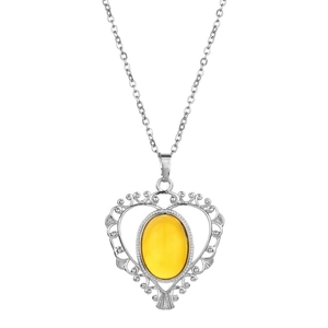 Collier médaillon cœur vintage avec pierre œil de tigre et chaîne argentée sur blanc