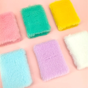Platliggende weergave van kleurrijke pluche A7-notitieboekjes in roze groen geel blauw wit