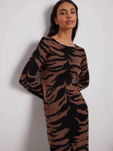Robe en tricot léopard ajustée avec découpes à la taille et manches longues