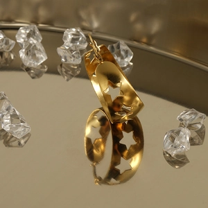 Boucles d'oreilles créoles dorées en acier inoxydable avec motif étoile évidé