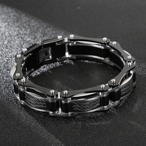 Détail d'un bracelet chaîne de vélo mécanique avec câble en acier noir et argenté