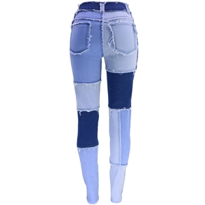 Vista posteriore dettagliata di jeans patchwork a vita alta con orli grezzi sfrangiati
