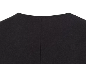 Gros plan détaillé montrant la texture tissée fine et le tissu noir de ce combishort chic