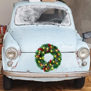 Détail d'une couronne de Noël 28cm avec LED sur le capot d'une voiture vintage bleue