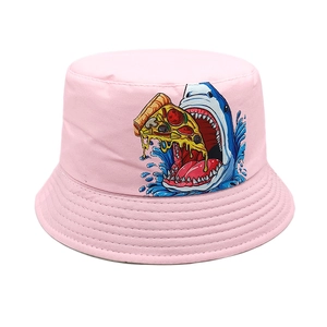 Détail d'un chapeau bob rose pour enfant avec motif requin et coutures de haute qualité