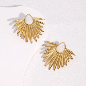 Boucles d'oreilles éventail en acier doré avec pierre poire blanche sur présentoir