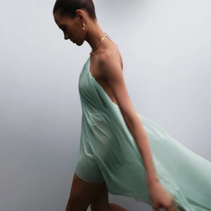 Robe licou vert menthe avec traîne en maille transparente et collier métallique