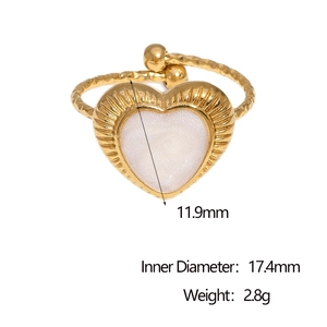 Bague ouverte coeur en or 18k avec incrustation nacrée blanche sur un fond blanc pur