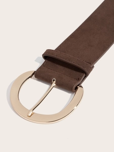 Vue détaillée d'une ceinture en daim marron foncé avec boucle ronde en métal doré
